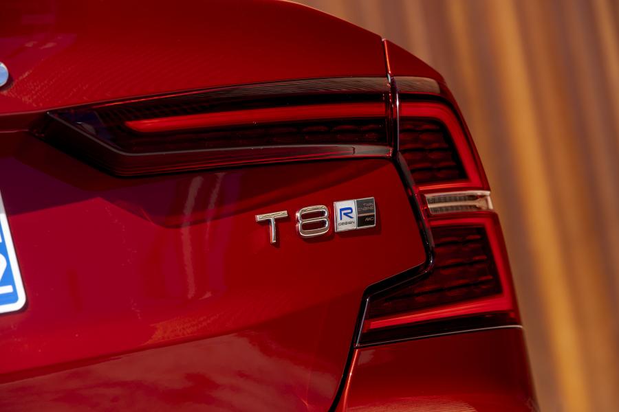 Детали экстерьера Volvo S60 T8 R-Design 2018 года  (WW) (фото 8 из 40)